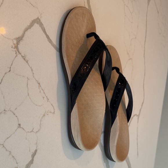 Vionic Black Patent Thong Sandals with Tan Footbed - Picture 6 of 6